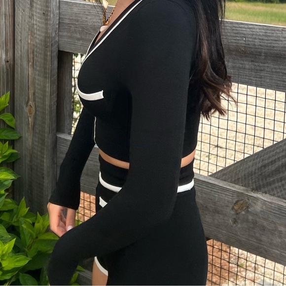 Activewear Zipper Top. Black & white colour, super stretchy. - Picture 5 of 5